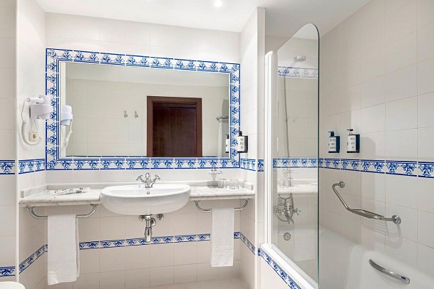 TRH Mijas Hotel - Badbeispiel Doppelzimmer Superior (Zimmercodierung DS1)