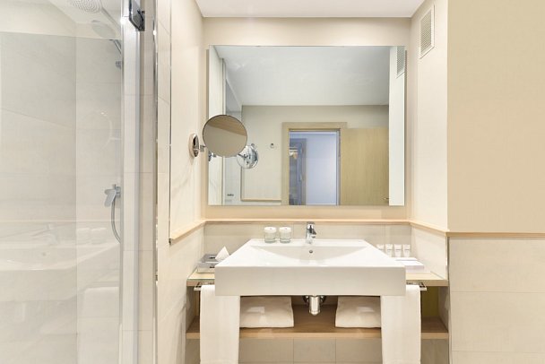 Amàre Beach Hotel Marbella - Badbeispiel Doppelzimmer seitl. Meerblick (Zimmercodierung DBN)