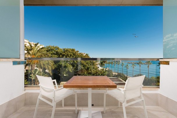 Amàre Beach Hotel Marbella - Balkonbeispiel Doppelzimmer seitl. Meerblick (Zimmercodierung DBN)