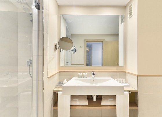 Amàre Beach Hotel Marbella - Badbeispiel Doppelzimmer seitl. Meerblick (Zimmercodierung DBN)