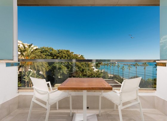 Amàre Beach Hotel Marbella - Balkonbeispiel Doppelzimmer seitl. Meerblick (Zimmercodierung DBN)