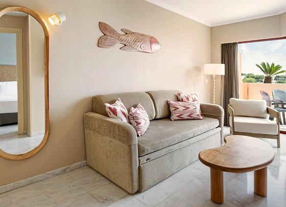 Holiday World Village Affiliated by Meliá - Wohnbeispiel Juniorsuite seitl. Meerblick (Zimmercodierung JBN)