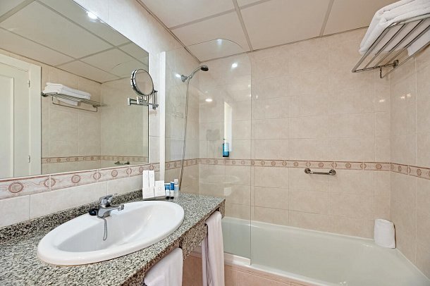 AluaSun Marbella Park - Badbeispiel Doppelzimmer (Zimmercodierung DB1)