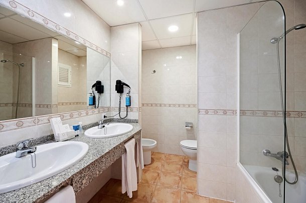 AluaSun Marbella Park - Badbeispiel Dreibettzimmer (Zimmercodierung TB1)