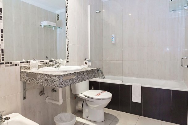 AluaSun Marbella Park - Badbeispiel Doppelzimmer (Zimmercodierung DB1)