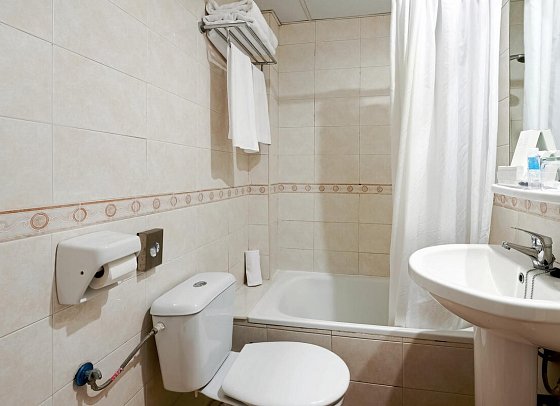 AluaSun Marbella Park - Badbeispiel Doppelzimmer Economy (Zimmercodierung DE1)