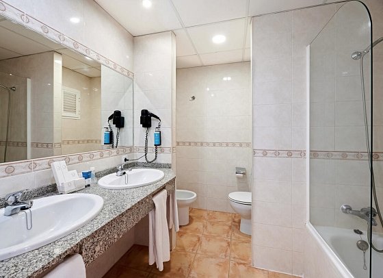 AluaSun Marbella Park - Badbeispiel Dreibettzimmer (Zimmercodierung TB1)