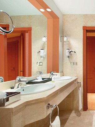 El Fuerte Marbella - Badbeispiel Doppelzimmer Standard (Zimmercodierungen DB1, DB3 & DBN)