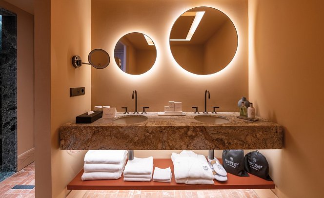 El Fuerte Marbella - Badbeispiel Doppelzimmer frontaler Meerblick Typ Selected (Zimmercodierung DBO)