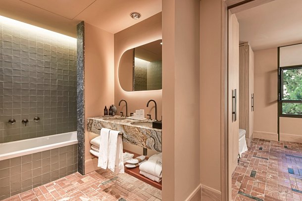 El Fuerte Marbella - Badbeispiel Doppelzimmer Supreme Standard (Zimmercodierung DB2)