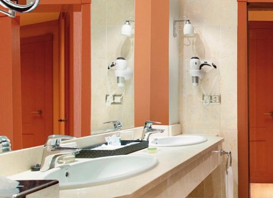 El Fuerte Marbella - Badbeispiel Doppelzimmer Standard (Zimmercodierungen DB1, DB3 & DBN)