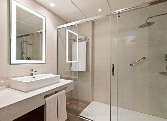 Best Tritón - Badbeispiel Doppelzimmer seitl. Meerblick (Zimmercodierungen DBN, D2N & DS1)