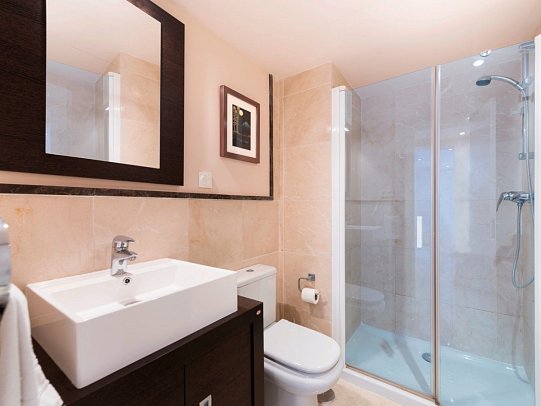 Olée Nerja Holiday Rentals - Badbeispiel Appartement 2 Schlafzimmer (Zimmercodierungen OBN & OBM)