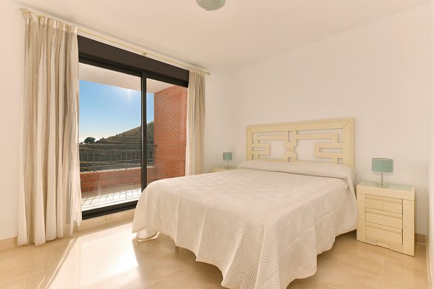 Olée Nerja Holiday Rentals - Wohnbeispiel Appartement 2 Schlafzimmer seitl. Meerblick (Zimmercodierung OBN)