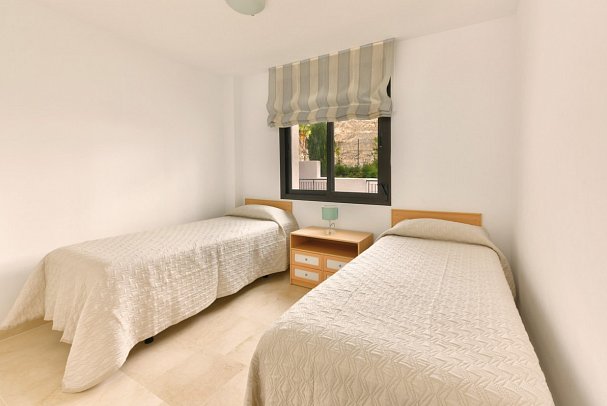 Olée Nerja Holiday Rentals - Wohnbeispiel Appartement 2 Schlafzimmer seitl. Meerblick (Zimmercodierung OBN)