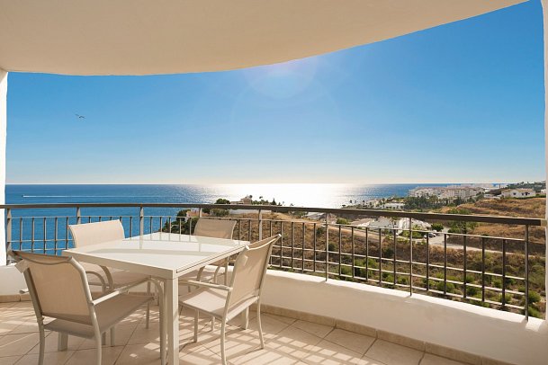 Olée Nerja Holiday Rentals - Balkonbeispiel Apt. 1 Schlafzimmer seitl. Meerblick (Zimmercodierung ABN)