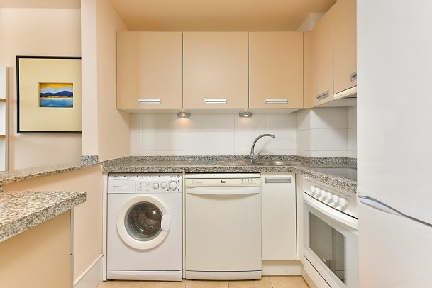 Olée Nerja Holiday Rentals - Küchenbeispiel Apt. 1 Schlafzimmer (Zimmercodierungen ABN & ABM)