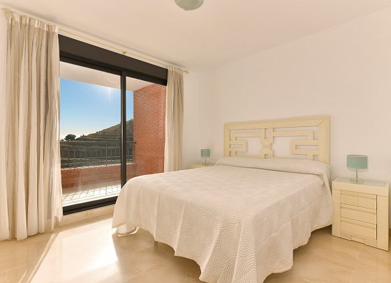 Olée Nerja Holiday Rentals - Wohnbeispiel Appartement 2 Schlafzimmer seitl. Meerblick (Zimmercodierung OBN)