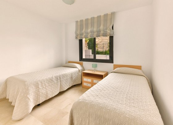 Olée Nerja Holiday Rentals - Wohnbeispiel Appartement 2 Schlafzimmer seitl. Meerblick (Zimmercodierung OBN)