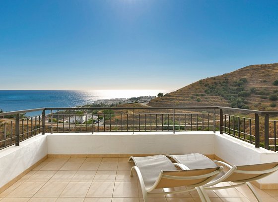 Olée Nerja Holiday Rentals - Balkonbeispiel Appartement 2 Schlafzimmer seitl. Meerblick (Zimmercodierung OBN)