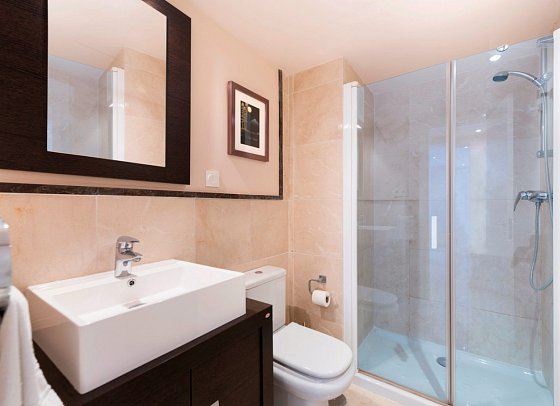 Olée Nerja Holiday Rentals - Badbeispiel Appartement 2 Schlafzimmer (Zimmercodierungen OBN & OBM)
