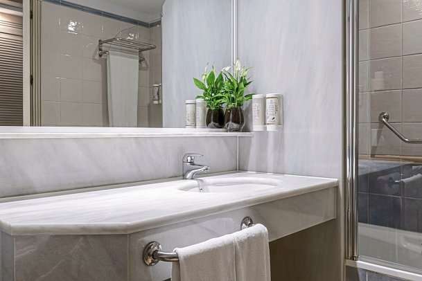 Iberostar Waves Málaga Playa - Badbeispiel (Zimmercodierungen DB1, DP1, D1G, D1N, J1M, WB1, DB2, DP2, D2G, D2N, J2M & WB2)