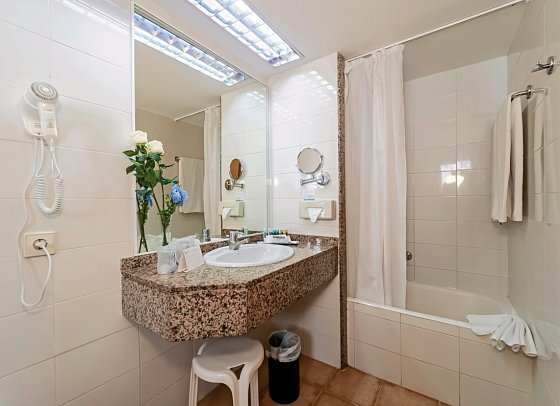 BlueBay Banús - Badbeispiel Doppelzimmer (Zimmercodierung DB1)
