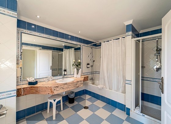 BlueBay Banús - Badbeispiel Doppelzimmer Superior (Zimmercodierung DS1)