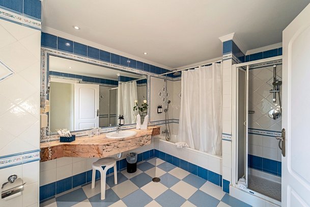 BlueBay Banús - Badbeispiel Doppelzimmer Superior (Zimmercodierung DS1)