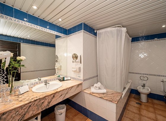 BlueBay Banús - Badbeispiel Familienzimmer (Zimmercodierung FB1)