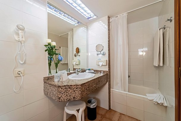 BlueBay Banús - Badbeispiel Doppelzimmer (Zimmercodierung DB1)