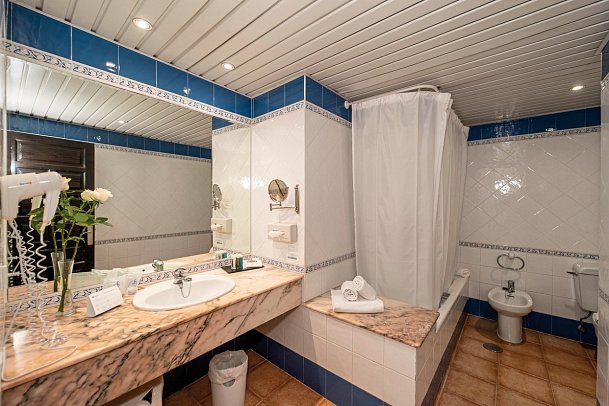 BlueBay Banús - Badbeispiel Familienzimmer (Zimmercodierung FB1)