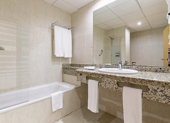 Best Benalmádena - Badbeispiel Doppelzimmer seitl. Meerblick (Zimmercodierung DBN)