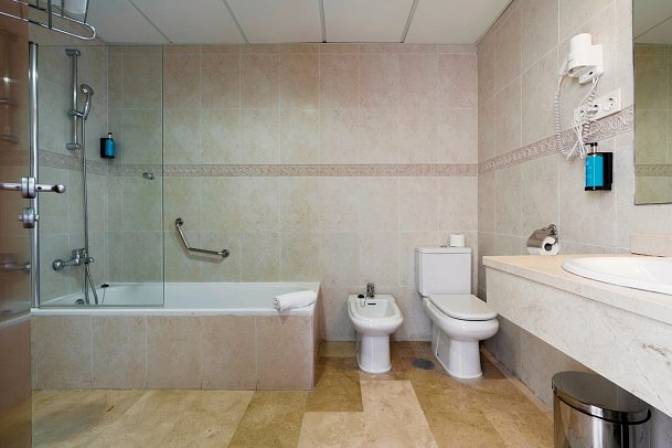 AluaSun Lago Rojo - Badbeispiel Doppelzimmer Superior (Zimmercodierung DS1)