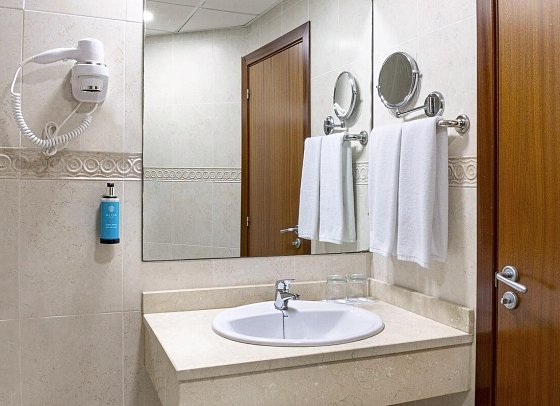 AluaSun Lago Rojo - Badbeispiel Doppelzimmer Superior (Zimmercodierung DS1)