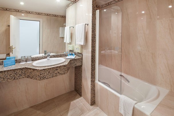 Hotel Mac Puerto Marina - Badbeispiel Doppelzimmer Poolblick (Zimmercodierung D1P)