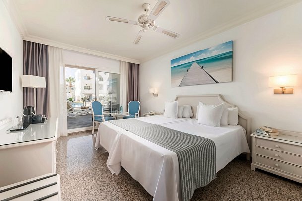 Hotel Mac Puerto Marina - Wohnbeispiel Doppelzimmer Poolzugang (Zimmercodierung DB4)