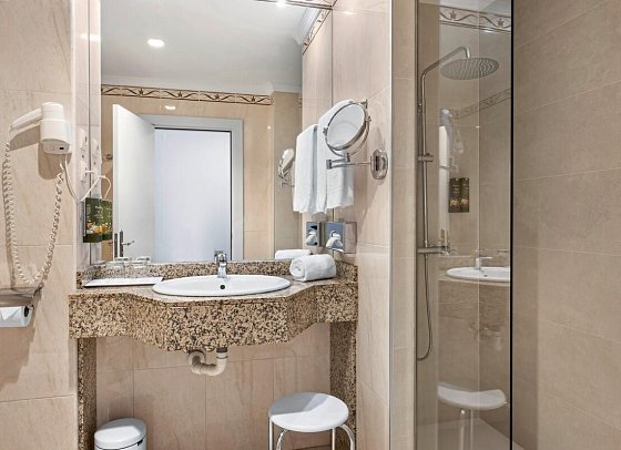 Hotel Mac Puerto Marina - Badbeispiel Doppelzimmer (Zimmercodierungen DB1, DB2, D1P, DB4 & DMC)