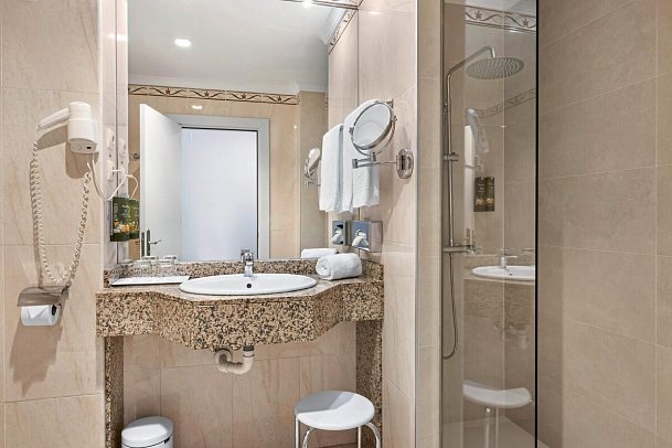Hotel Mac Puerto Marina - Badbeispiel Doppelzimmer (Zimmercodierungen DB1, DB2, D1P, DB4 & DMC)