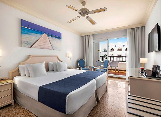 Hotel Mac Puerto Marina - Wohnbeispiel Doppelzimmer Poolblick (Zimmercodierung D1P)