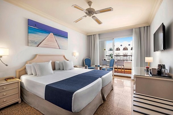 Hotel Mac Puerto Marina - Wohnbeispiel Doppelzimmer Poolblick (Zimmercodierung D1P)