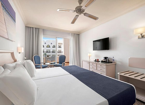 Hotel Mac Puerto Marina - Wohnbeispiel Doppelzimmer Poolblick (Zimmercodierung D1P)