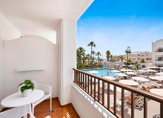 Hotel Mac Puerto Marina - Balkonbeispiel Doppelzimmer Poolblick (Zimmercodierung D1P)