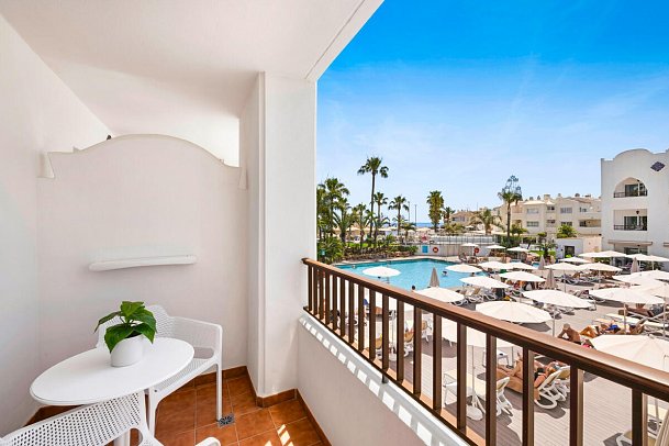 Hotel Mac Puerto Marina - Balkonbeispiel Doppelzimmer Poolblick (Zimmercodierung D1P)