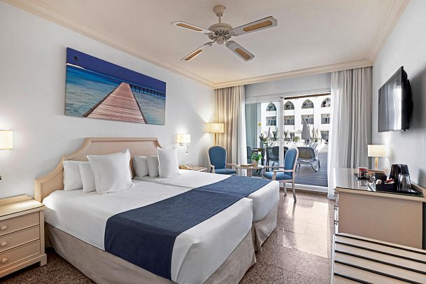 Hotel Mac Puerto Marina - Wohnbeispiel Doppelzimmer Poolzugang (Zimmercodierung DB4)