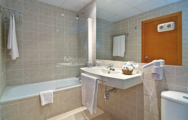 Hotel Puente Real - Badbeispiel Doppelzimmer (Zimmercodierung DB1)