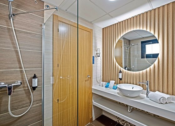 Hotel Puente Real - Badbeispiel Juniorsuite (Zimmercodierungen JB1 & J1P)