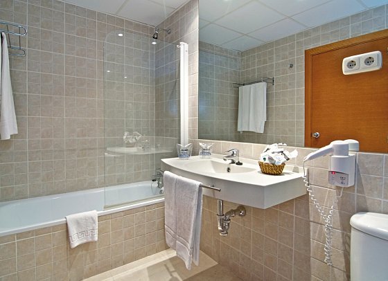 Hotel Puente Real - Badbeispiel Doppelzimmer (Zimmercodierung DB1)