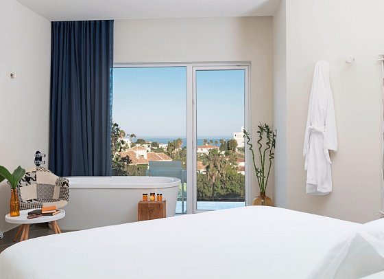Higuerón Hotel Málaga, Curio Collection by Hilton - Wohnbeispiel Doppelzimmer Deluxe seitl. Meerblick (Zimmercodierung DDN)