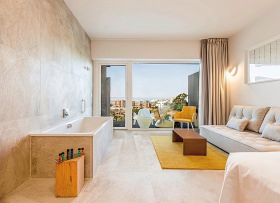 Higuerón Hotel Málaga, Curio Collection by Hilton - Wohnbeispiel Leiro Suite seitlicher Meerblick (Zimmercodierung WXN)